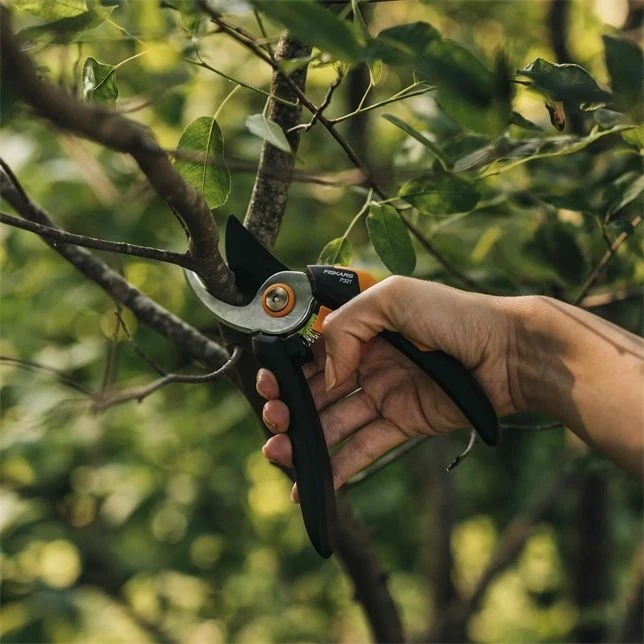 Fiskars Solid Pruner Bypass M P321 - Image 2