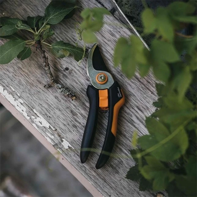 Fiskars Solid Pruner Bypass M P321 - Image 3