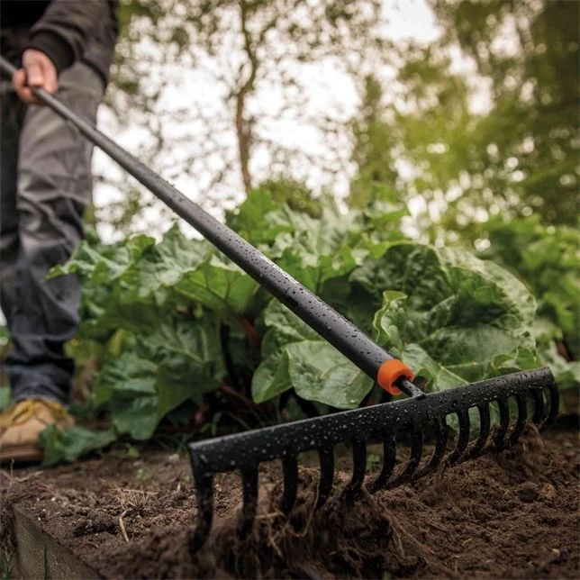 Fiskars Solid Soil Rake - Image 3